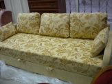 Диван жёлто-бежевый